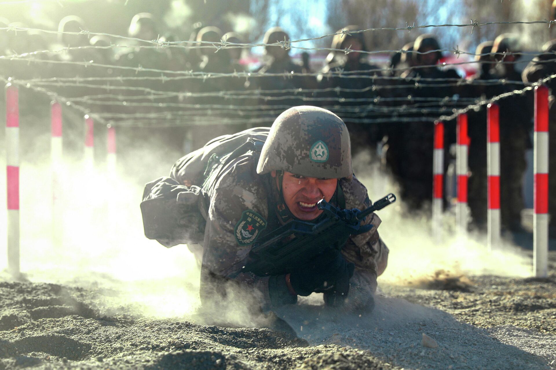 Soldados do Exército de Libertação Popular (ELP) participando de um treinamento militar nas montanhas em Pamir região noroeste da China de Xinjiang, 4 de janeiro de 2021 - Sputnik Brasil, 1920, 14.12.2021