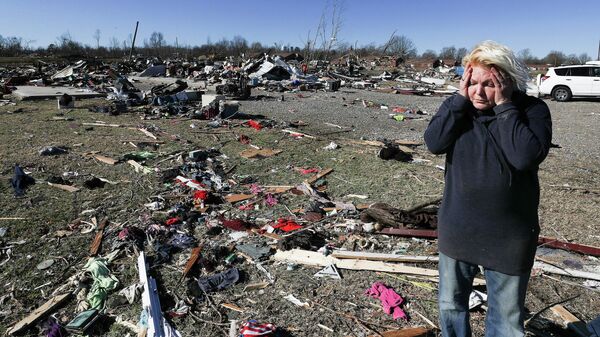 Stacy Bryan reage ao tentar resgatar seus pertences de uma unidade de armazenamento destruída por um tornado em Dawson Springs, Kentucky, EUA, 13 de dezembro de 2021 - Sputnik Brasil