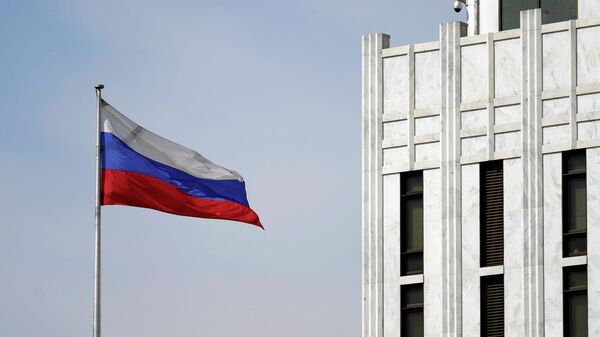 Em Washington, a bandeira da Rússia é vista diante do prédio da embaixada russa na capital dos Estados Unidos, em 15 de abril de 2021 - Sputnik Brasil