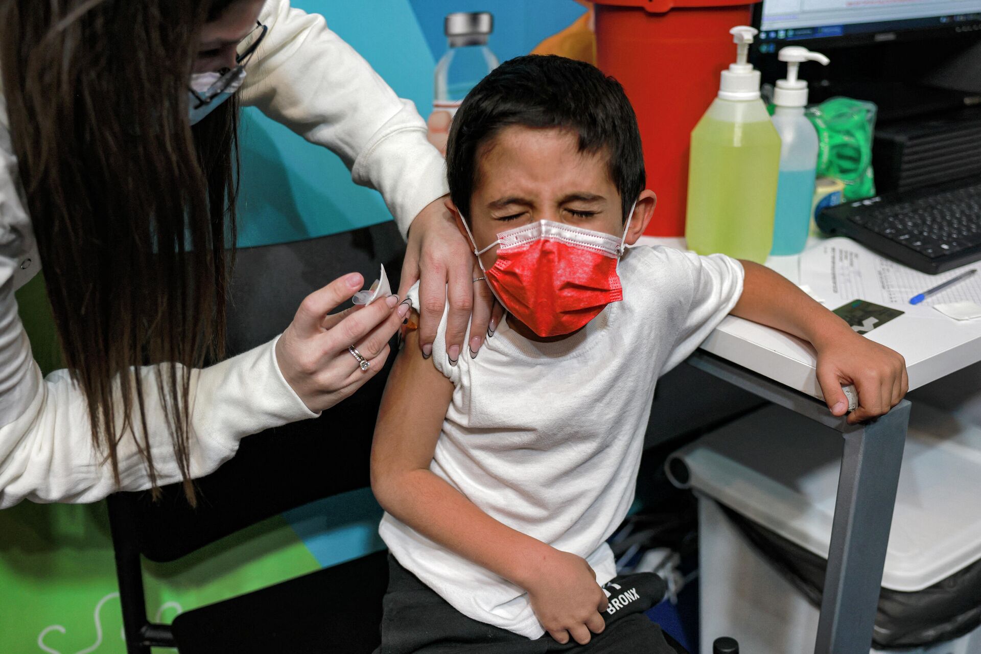 Profissional da saúde israelense aplica uma dose da vacina Pfizer em uma criança de 6 anos em Jerusalém, em 23 de novembro de 2021 - Sputnik Brasil, 1920, 11.01.2022