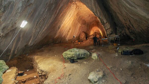 Caverna Arma Veirana, na Itália, onde foram encontrados os restos da garota de 10 mil anos  - Sputnik Brasil