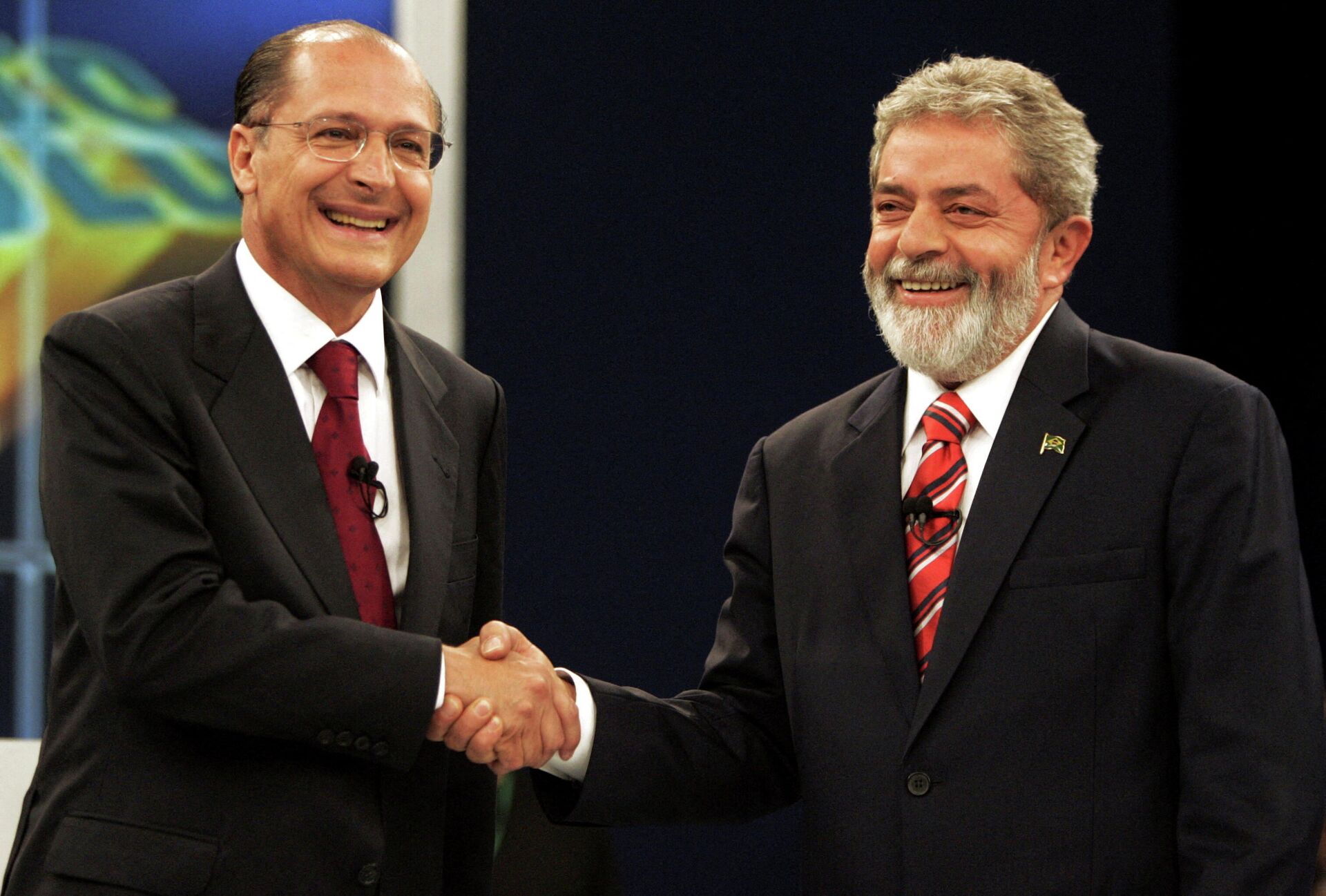 O então candidato da oposição à presidência, Geraldo Alckmin, cumprimenta o presidente Luiz Inácio Lula da Silva, candidato à reeleição, antes de um debate na televisão, 27 de outubro de 2006 - Sputnik Brasil, 1920, 16.12.2021