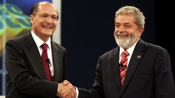O então candidato da oposição à presidência, Geraldo Alckmin, cumprimenta o presidente Luiz Inácio Lula da Silva, candidato à reeleição, antes de um debate na televisão, 27 de outubro de 2006 - Sputnik Brasil