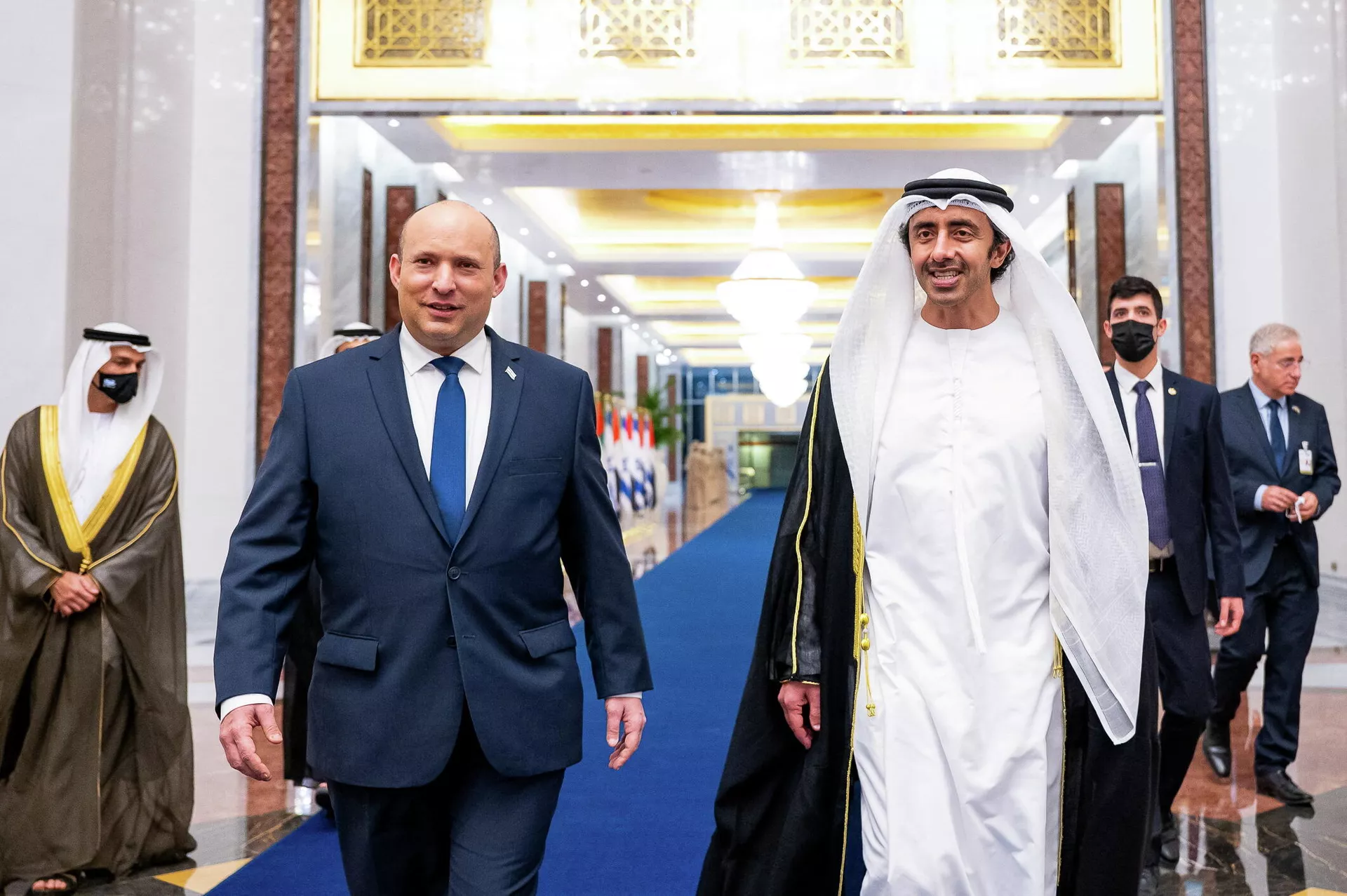 Naftali Bennett, primeiro-ministro de Israel, com Sheikh Abdullah bin Zayed Al Nahyan, ministro das Relações Exteriores dos Emirados Árabes Unidos (EAU), em uma visita histórica para o Estado judeu, que não tinha os EAU como aliados, 12 de dezembro de 2021 - Sputnik Brasil, 1920, 15.12.2021