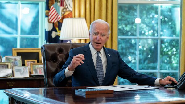 O presidente dos EUA, Joe Biden, fala antes de assinar uma ordem executiva, no Salão Oval da Casa Branca, no dia 13 de dezembro de 2021, em Washington - Sputnik Brasil