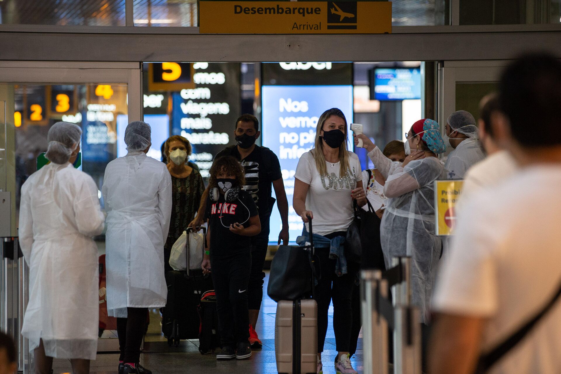 Em São Paulo, agentes de saúde examinam viajantes que chegam ao aeroporto de Congonhas, em meio à pandemia da COVID-19, em 1º de junho de 2021 - Sputnik Brasil, 1920, 18.12.2021