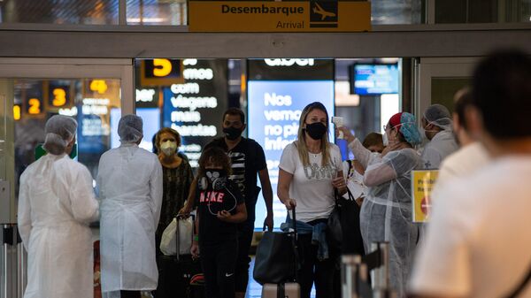 Em São Paulo, agentes de saúde examinam viajantes que chegam ao aeroporto de Congonhas, em meio à pandemia da COVID-19, em 1º de junho de 2021 - Sputnik Brasil