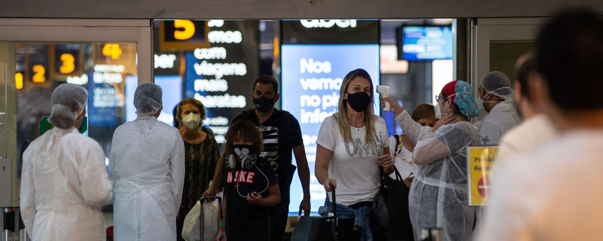 Em São Paulo, agentes de saúde examinam viajantes que chegam ao aeroporto de Congonhas, em meio à pandemia da COVID-19, em 1º de junho de 2021 - Sputnik Brasil, 1920, 16.12.2021