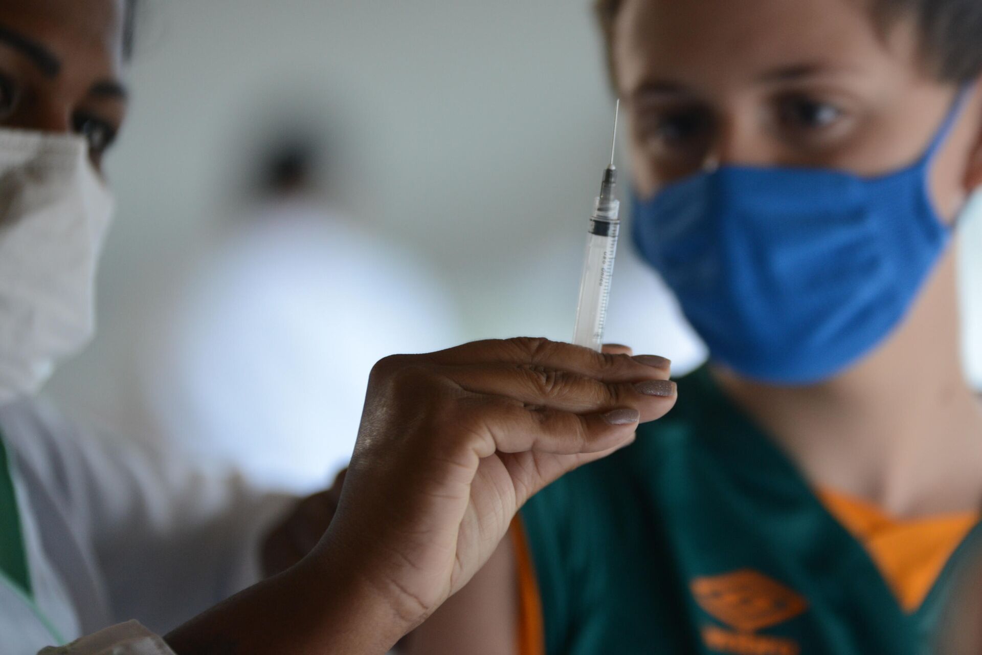 Enfermeira aplica vacina contra a COVID-19 em adolescentes em posto na Cidade das Artes, 24 de setembro de 2021 - Sputnik Brasil, 1920, 16.12.2021