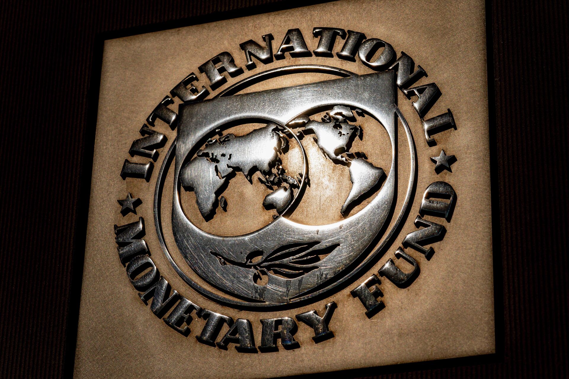 A logo do Fundo Monetário Internacional (FMI) em sua sede, Washington, nos Estados Unidos - Sputnik Brasil, 1920, 11.10.2022