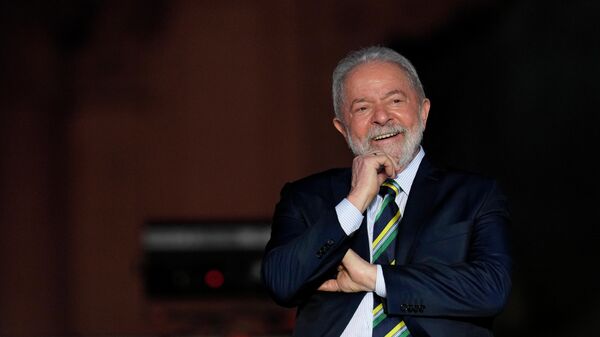 O ex-presidente brasileiro Luiz Inácio Lula da Silva sorri em evento de comemoração do 38º aniversário da volta à democracia na Argentina, no dia 10 de dezembro de 2021, em Buenos Aires - Sputnik Brasil