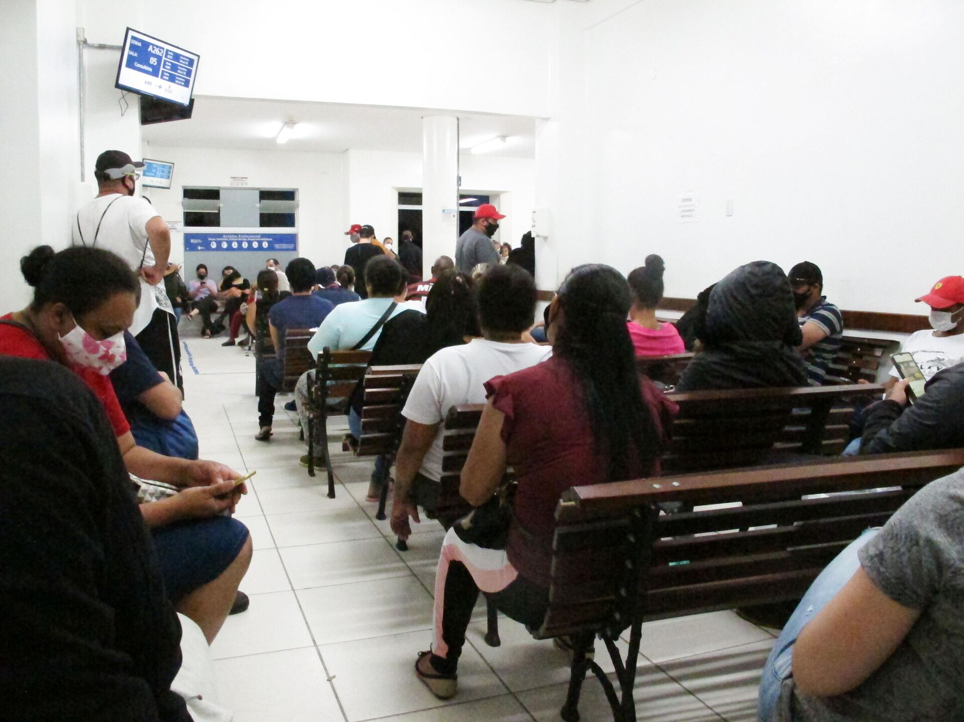 Pacientes esperam para receber atendimento na UBS Lapa, em SP, 15 de dezembro de 2021 - Sputnik Brasil, 1920, 31.12.2021