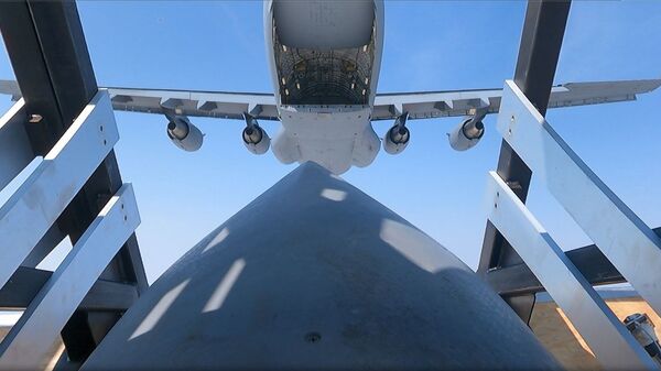 Avião C-17A utiliza um Sistema de Armas Paletizadas - Sputnik Brasil