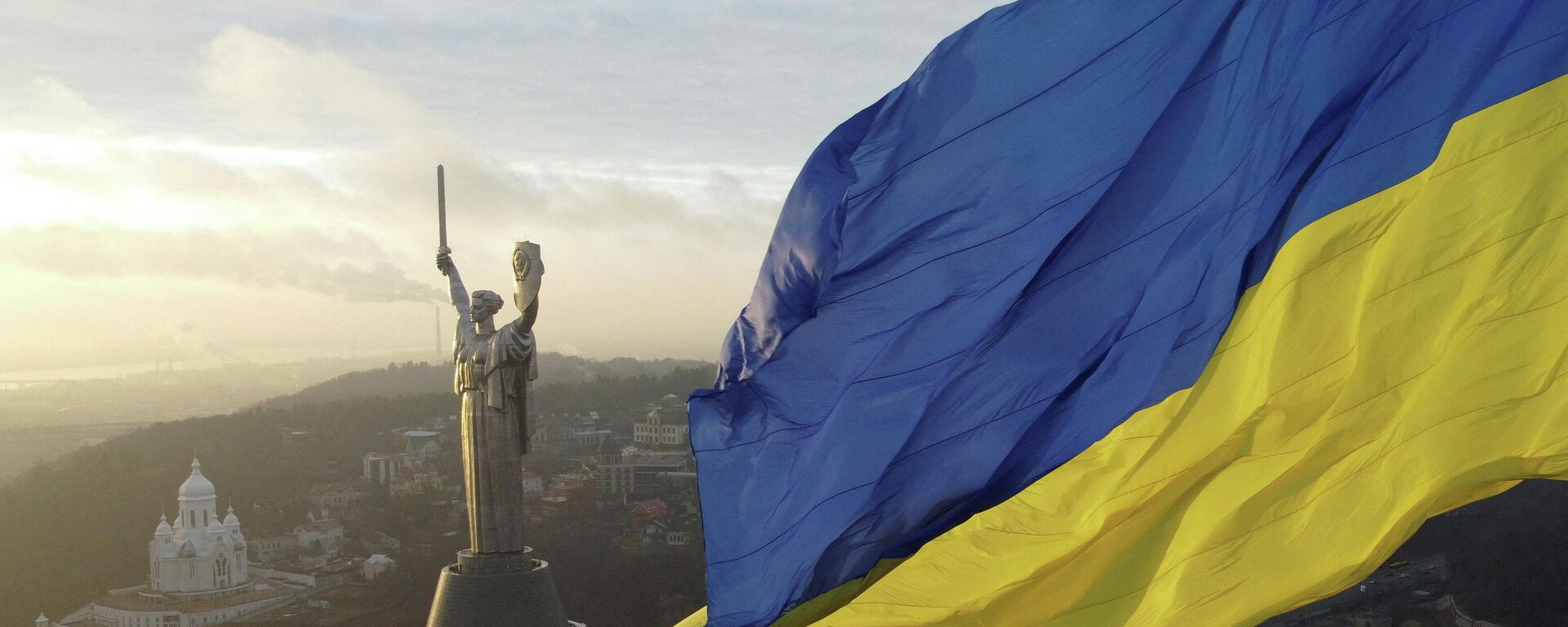 Bandeira ucraniana no mastro mais alto do país ao lado do monumento Pátria Mãe, em Kiev, 16 de dezembro de 2021 - Sputnik Brasil, 1920, 10.01.2022