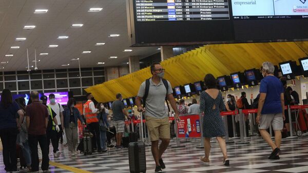 Em São Paulo, Brasil, passageiros se deslocam no aeroporto de Congonhas, em 17 de dezembro de 2021 - Sputnik Brasil