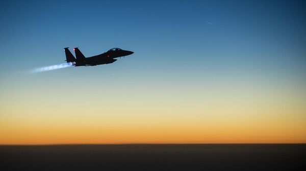Caça F-15E da Força Aérea dos EUA voando sobre o Iraque (imagem de arquivo) - Sputnik Brasil