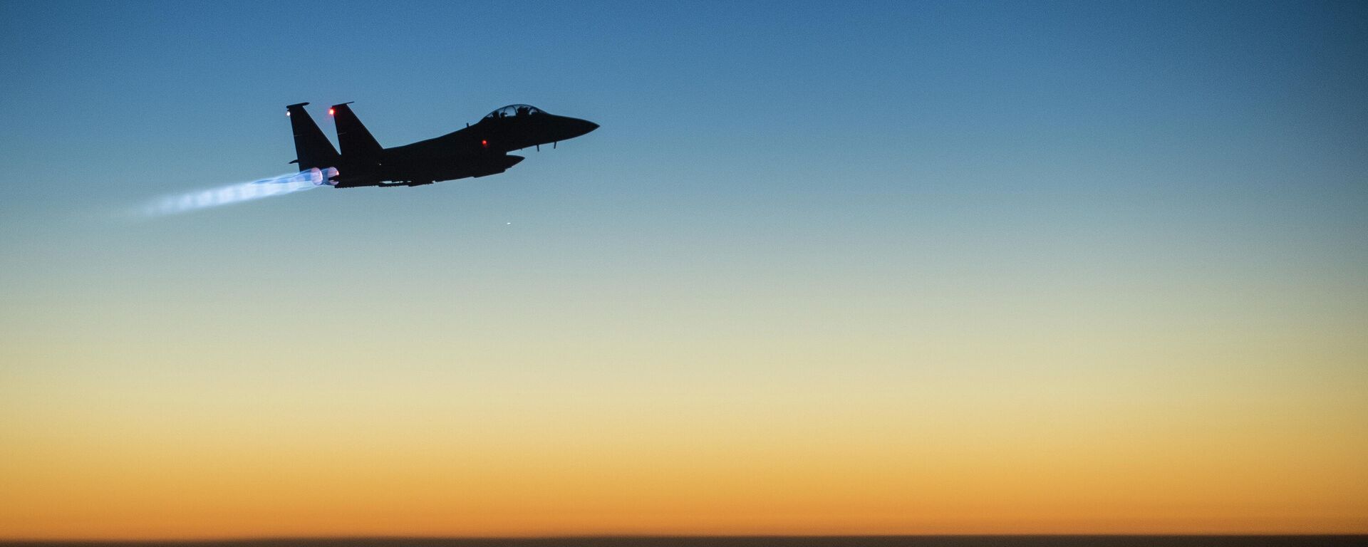 Caça F-15E da Força Aérea dos EUA voa sobre o Iraque (foto de arquivo) - Sputnik Brasil, 1920, 07.04.2026