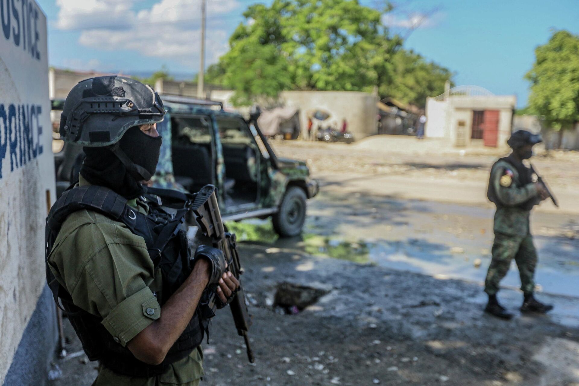 Soldados haitianos guardam escritório do procurador-geral durante questionamento de Martine Moïse, viúva do presidente assassinado do país Jovenel Moïse, Porto Príncipe, 6 de outubro de 2021 - Sputnik Brasil, 1920, 07.01.2022