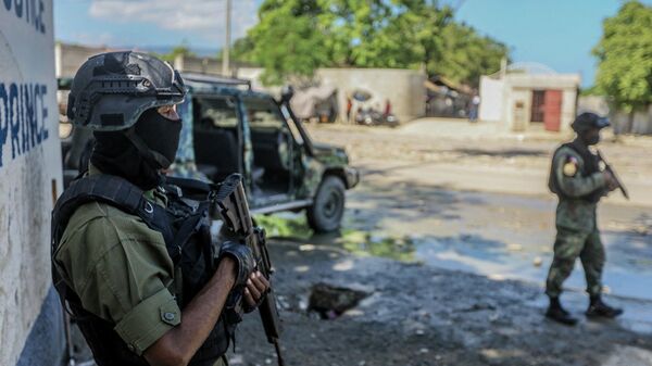 Soldados haitianos guardam escritório do procurador-geral durante questionamento de Martine Moïse, viúva do presidente assassinado do país Jovenel Moïse, Porto Príncipe, 6 de outubro de 2021 - Sputnik Brasil
