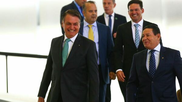 O presidente Jair Bolsonaro e o vice-presidente Hamilton Mourão durante anúncio de avanços no programa federal de habitação, o Casa Verde e Amarela, 15 de setembro de 2021 - Sputnik Brasil