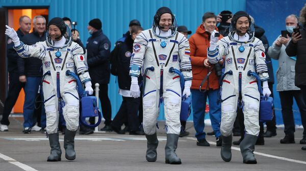 O multimilionário japonês Yusaku Maezawa (à esquerda), seu assistente Yozo Hirano (à direita) e o cosmonauta russo Aleksandr Misurkin retornam à Terra após viagem a bordo da espaçonave russa Soyuz MS-20 - Sputnik Brasil