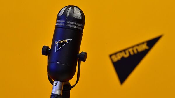 Microfone com logotipo da agência de notícias Sputnik - Sputnik Brasil