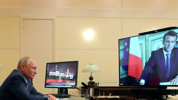 O presidente russo, Vladimir Putin, ouve o presidente francês Emmanuel Macron durante uma videoconferência na residência Novo-Ogaryovo nos arredores de Moscou, Rússia, sexta-feira, 26 de junho de 2020 - Sputnik Brasil