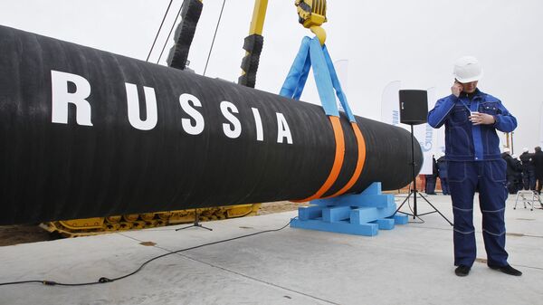 Um trabalhador da construção civil russo fala em um telefone celular na Baía de Portovaya, cerca de 170 km a noroeste de São Petersburgo, na Rússia, durante uma cerimônia que marcou o início da construção do gasoduto Nord Stream (Foto de arquivo de 9 de abril de 2010) - Sputnik Brasil