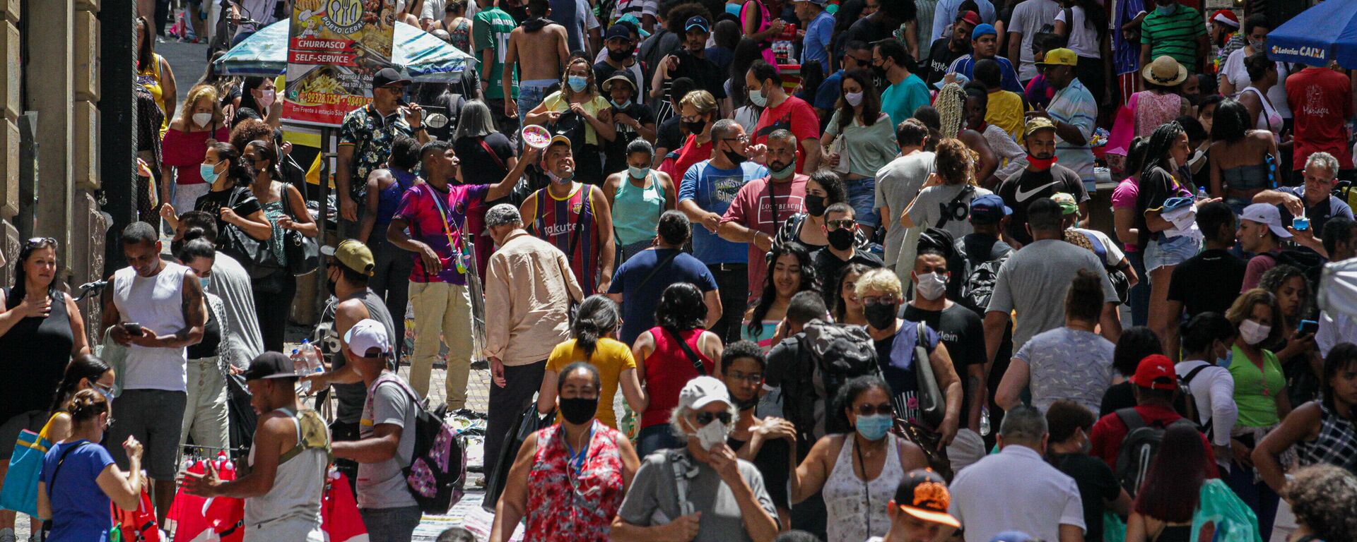 Em São Paulo, consumidores movimentam o comércio popular na rua 25 de Março, em 21 de dezembro de 2021 - Sputnik Brasil, 1920, 22.12.2021