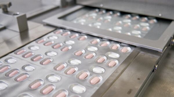 Paxlovid, pílula da Pfizer contra a COVID-19, é vista fabricada em Ascoli, na Itália, em foto sem data obtida pela Reuters em 16 de novembro de 2021 - Sputnik Brasil