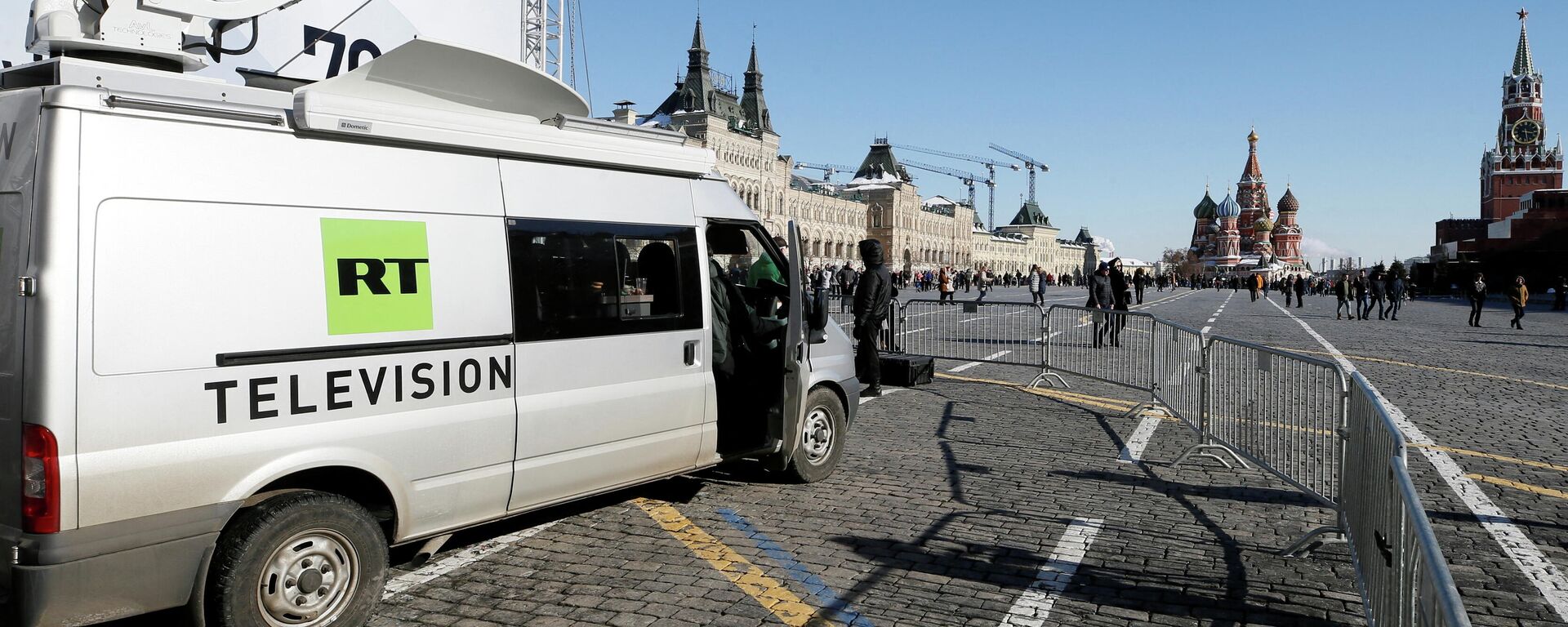 Veículos da emissora russa RT são vistos no centro de Moscou, na Rússia, em 18 de março de 2018 - Sputnik Brasil, 1920, 01.03.2022