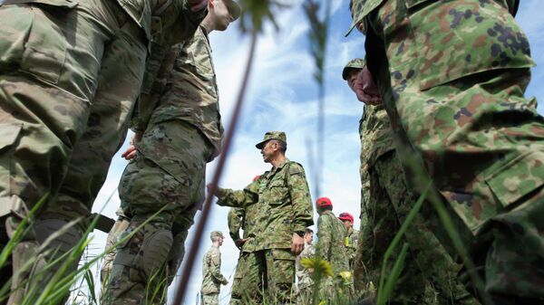 Militares das Força de Autodefesa do Japão e das Forças Armadas norte-americanas durante treino na Base Conjunta Elmendorf-Richardson, Alasca, EUA, 13 de junho de 2018 - Sputnik Brasil
