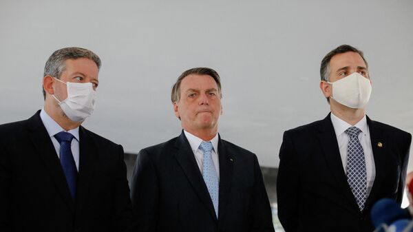 O presidente brasileiro Jair Bolsonaro, ao lado dos presidentes da Câmara dos Deputados, Arthur Lira (esquerda), e do Senado Federal, Rodrigo Pacheco, no Palácio do Planalto, em Brasília, no dia 3 de fevereiro de 2021 - Sputnik Brasil