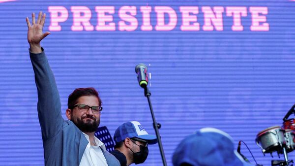 Presidente do Chile Gabriel Boric acena durante o comício de encerramento de sua campanha em Santiago, em 16 de dezembro de 2021 - Sputnik Brasil