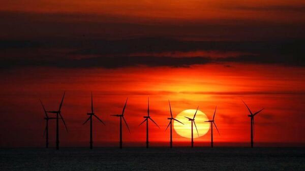 O sol se põe atrás do parque eólico Burbo Bank perto de New Brighton, Grã-Bretanha, 22 de maio de 2018 - Sputnik Brasil