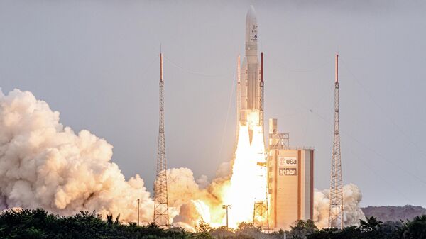Foguete Ariane 5 é lançado com o Telescópio Espacial James Webb desde a rampa de lançamento do Centro Espacial da Guiana, Kourou, Guiana Francesa, 25 de dezembro de 2021 - Sputnik Brasil