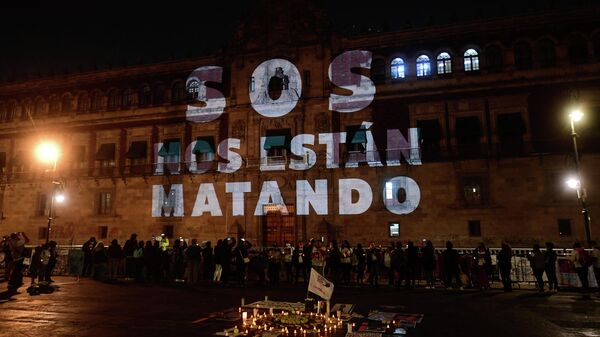 As palavras SOS, eles estão nos matando são projetadas no Palácio Nacional. Pessoas se reúnem durante uma vigília com parentes de vítimas de feminicídio e desaparecimentos forçados na Cidade do México. México, 28 de março de 2021 - Sputnik Brasil