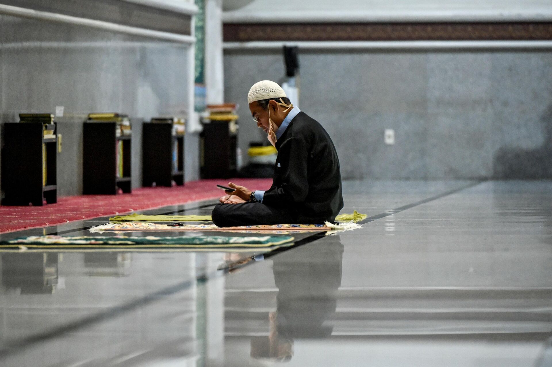 Homem mexe no celular e não se concentra na oração na mesquita Al Makmur em Cingapura, 23 de maio de 2021 - Sputnik Brasil, 1920, 26.12.2021