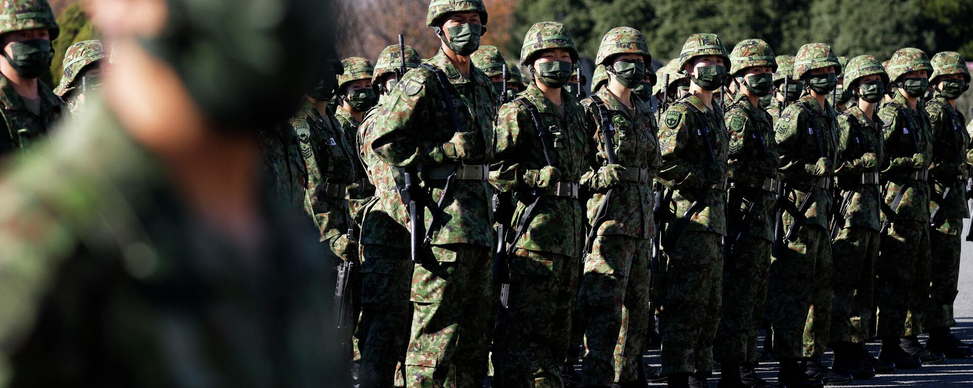 Membros das Forças de Autodefesa do Japão (JSDF, em inglês) ouvem o primeiro-ministro do Japão, Fumio Kishida, não retratado, durante uma revisão no acampamento Asaka da Força de Autodefesa Terrestre do Japão (JGSDF, no inglês) em Tóquio, 27 de novembro de 2021  - Sputnik Brasil, 1920, 27.12.2021