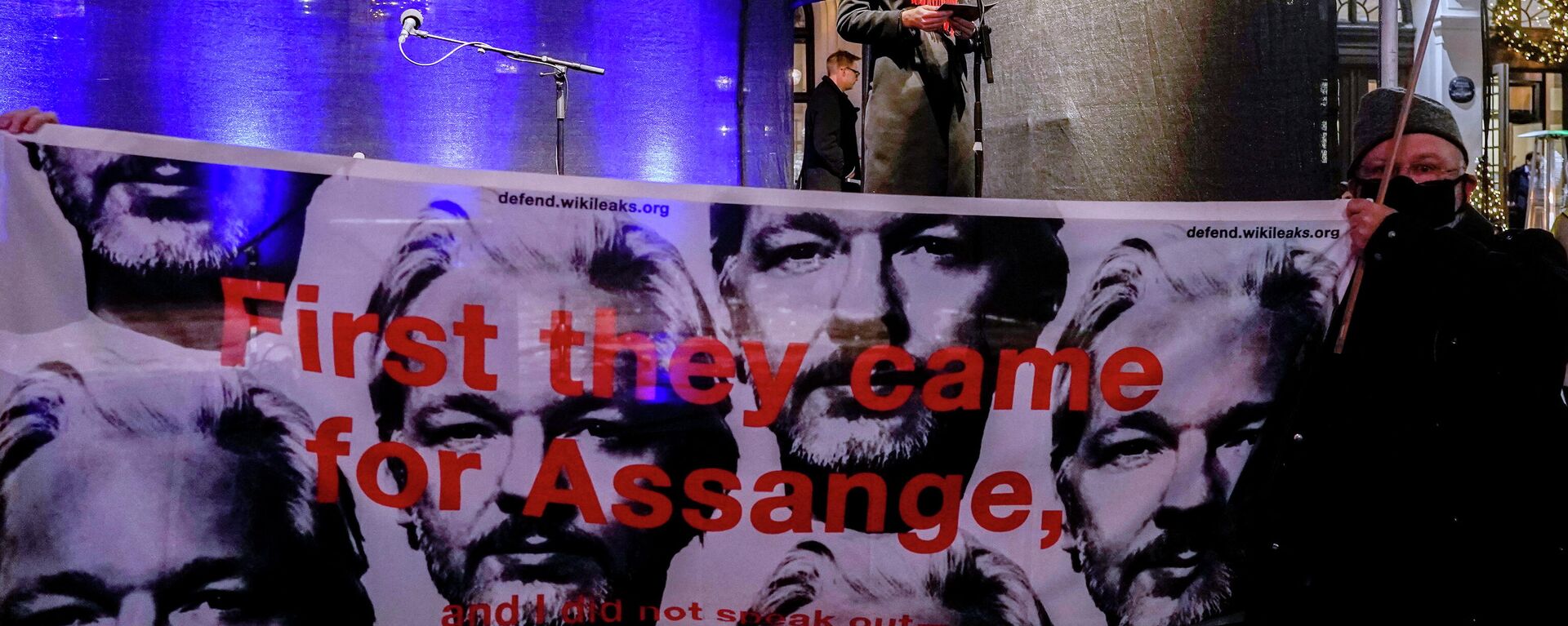 Cartaz de apoio a Julian Assange, ativista e fundador da organização de denunciantes WikiLeaks, em Oslo, Noruega, 10 de dezembro de 2021 - Sputnik Brasil, 1920, 27.12.2021