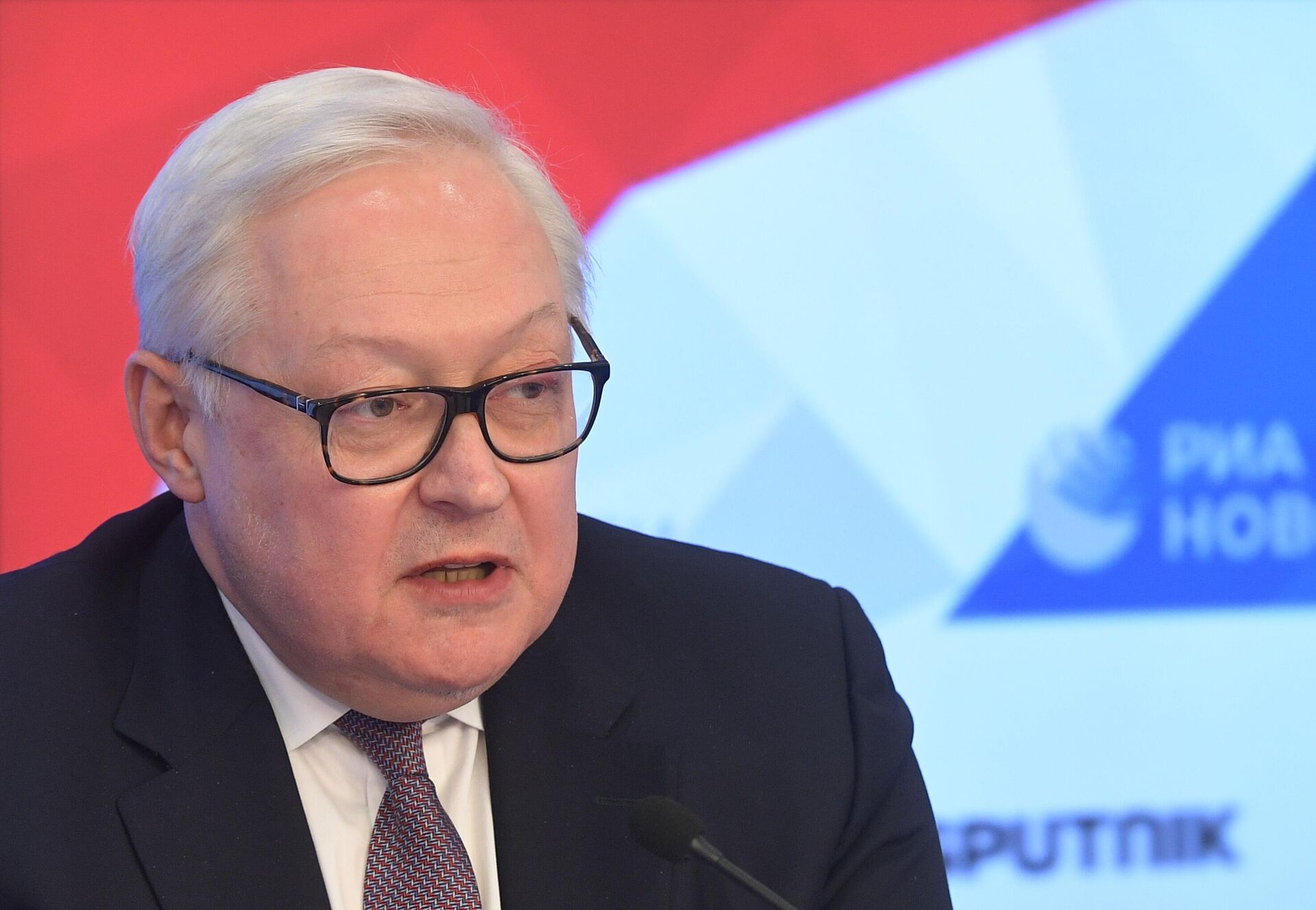 Vice-chanceler russo Sergei Ryabkov durante briefing sobre o controle de armas e questões de estabilidade estratégica no centro de imprensa da agência Rossiya Segodnya, Moscou, 10 de dezembro de 2021 - Sputnik Brasil, 1920, 28.12.2021