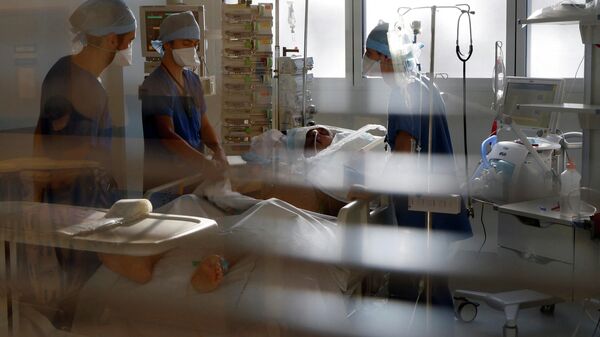 Médicos trabalhando em unidade de terapia intensiva para pacientes da COVID-19, em meio a um aumento nos casos da doença, no Hospital La Timone, Marselha, França, 10 de dezembro de 2021 - Sputnik Brasil