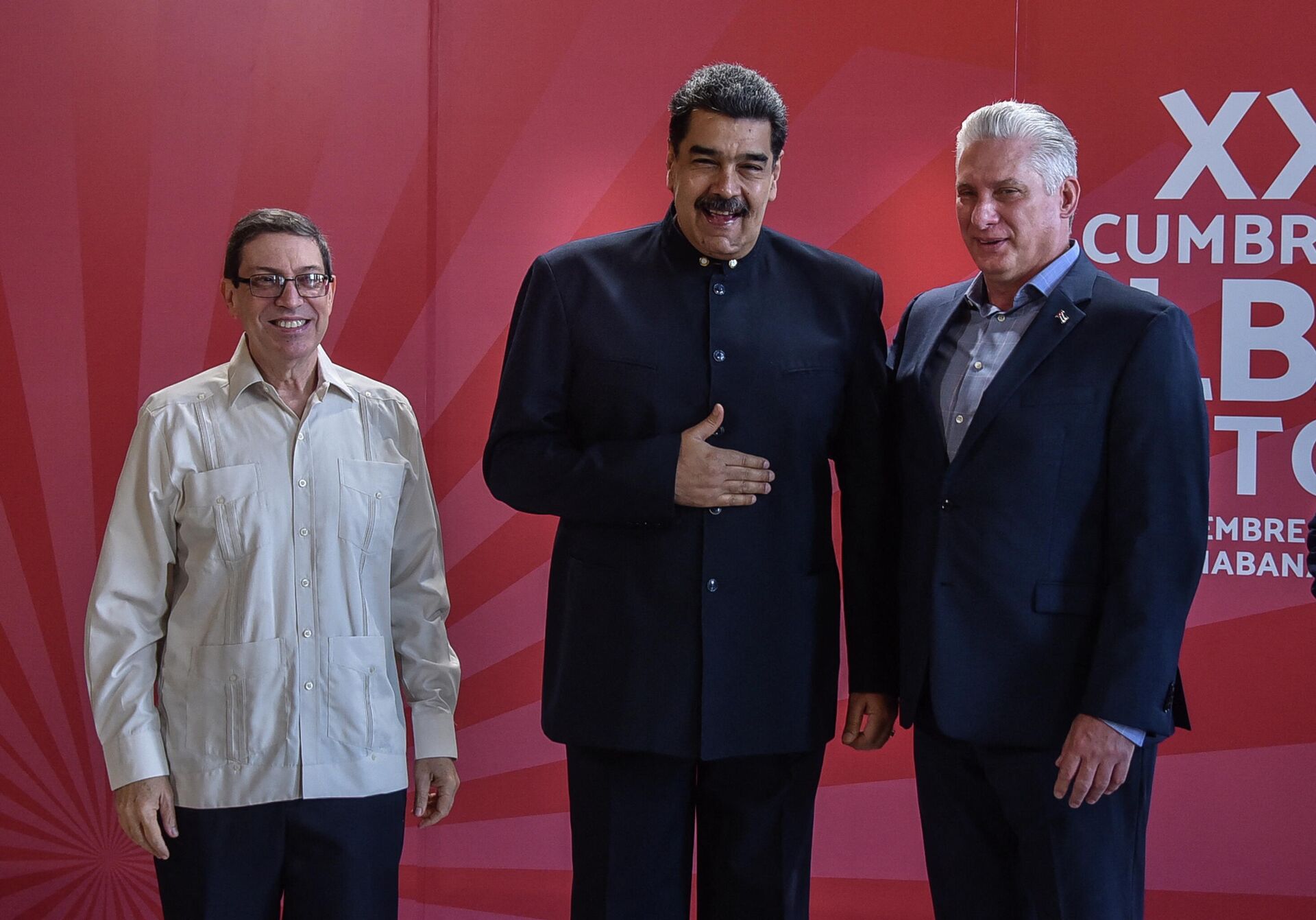 Presidente cubano Miguel Díaz-Canel, presidente venezuelano Nicolás Maduro e chanceler cubano Bruno Rodríguez antes da cúpula ALBA em Havana, Cuba, 14 de dezembro de 2021 - Sputnik Brasil, 1920, 29.12.2021