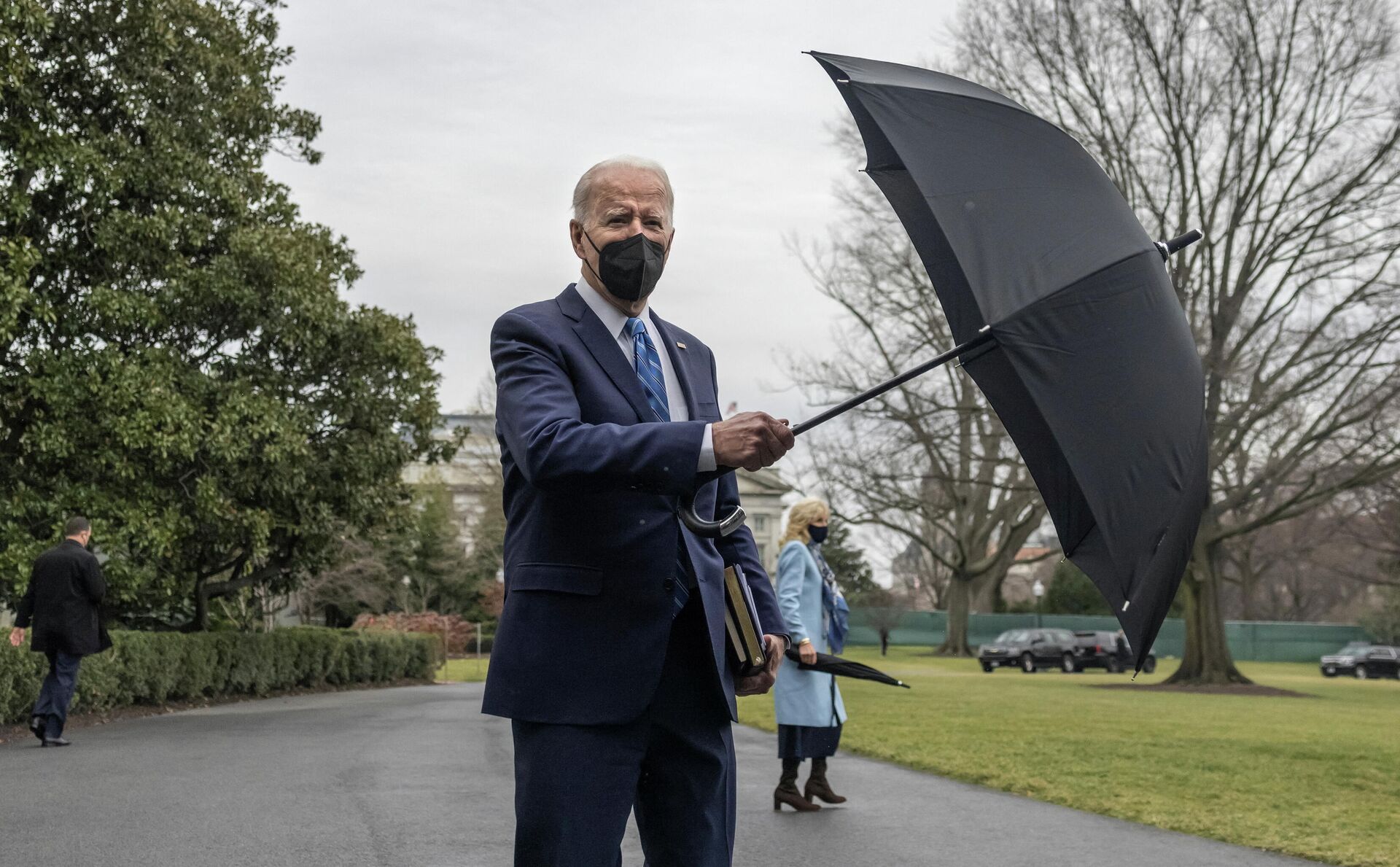 Presidente dos EUA, Joe Biden, parte da Casa Branca em Washington, 27 de dezembro de 2021 - Sputnik Brasil, 1920, 29.12.2021