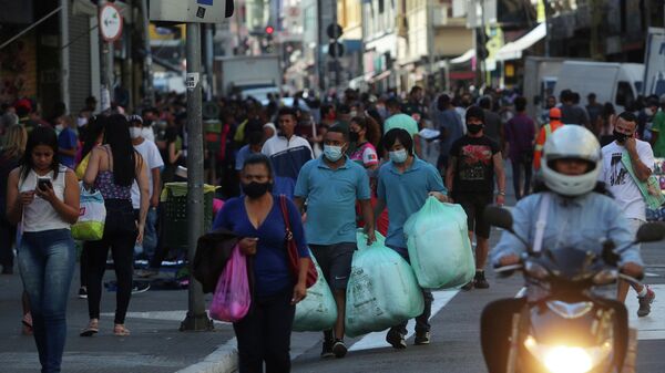 Pessoas caminham em rua comercial popular em meio à pandemia de COVID-19, em São Paulo, no Brasil, em 19 de junho de 2020 - Sputnik Brasil