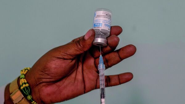 Um profissional da saúde prepara uma dose da vacina Abdala em Havana, em Cuba, no dia 6 de dezembro de 2021 - Sputnik Brasil