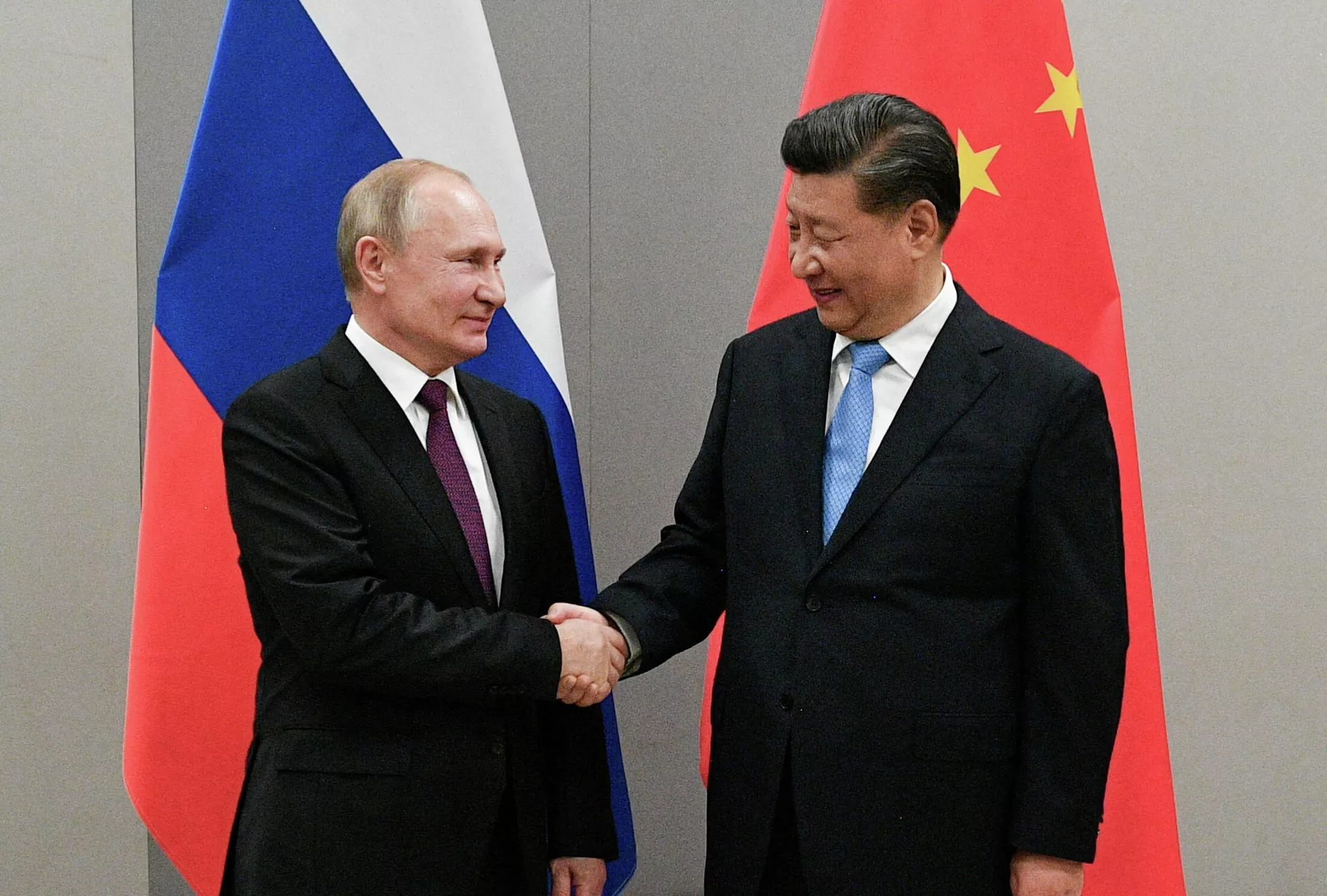 O presidente russo, Vladimir Putin, aperta a mão do presidente chinês, Xi Jinping, durante reunião paralela a uma cúpula do BRICS, em Brasília, no Brasil, em 13 de novembro de 2019 O presidente russo, Vladimir Putin, aperta a mão do presidente chinês, Xi Jinping, durante reunião paralela a uma cúpula do BRICS, em Brasília, no Brasil, em 13 de novembro de 2019 - Sputnik Brasil, 1920, 07.01.2022