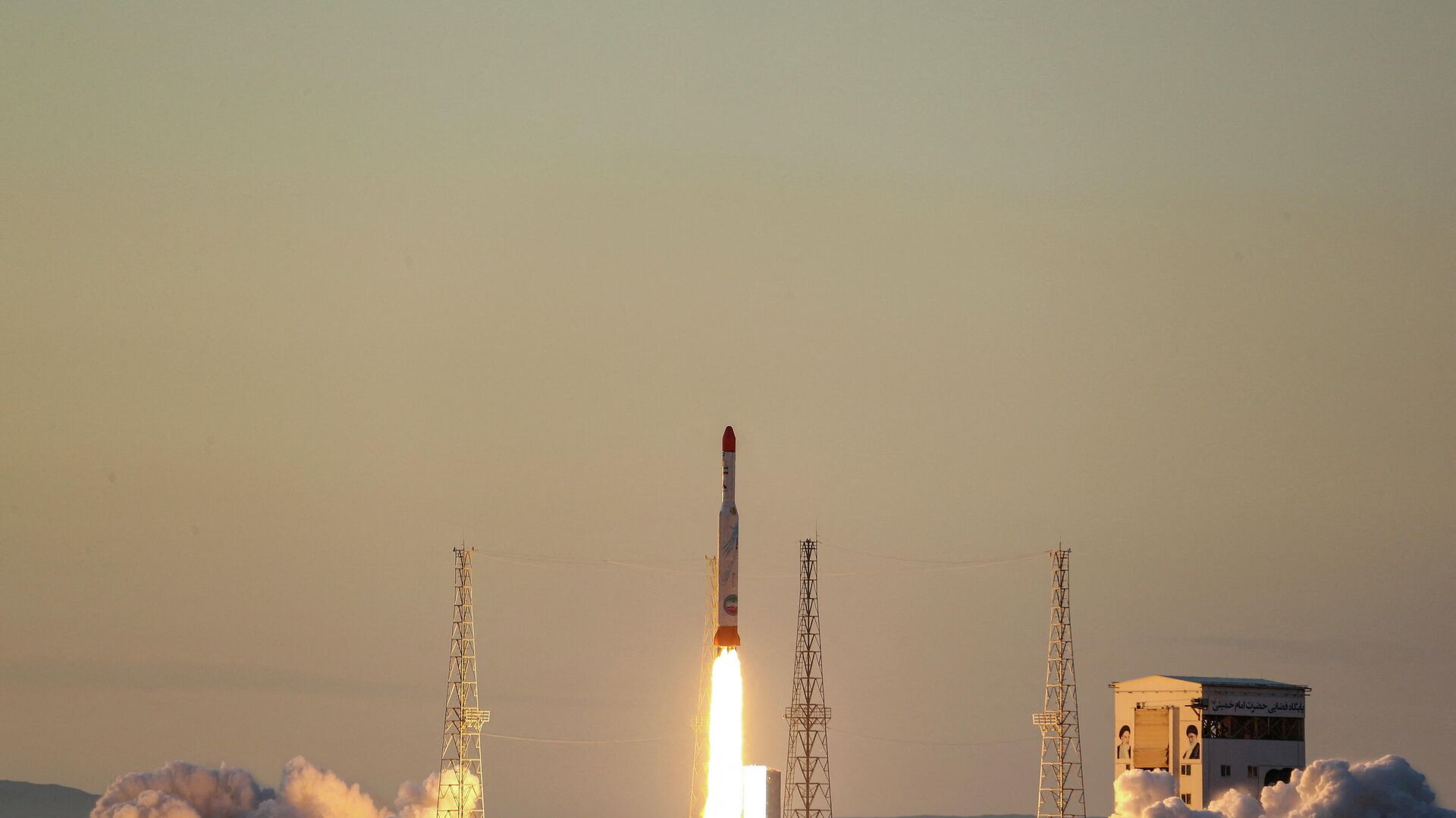 O foguete transportador de satélites iraniano Simorgh é lançado em local desconhecido no Irã, nesta foto obtida em 30 de dezembro de 2021 - Sputnik Brasil, 1920, 01.01.2022