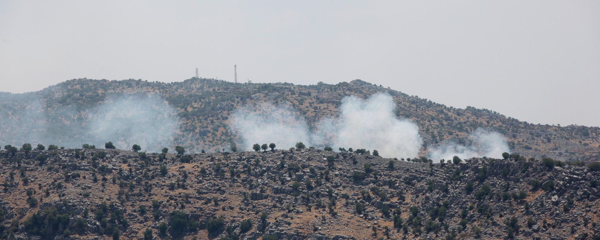 Fumaça sobe após bombardeio israelense perto da aldeia de Kfar Shouba, no sul do Líbano, depois de o Hezbollah disparar foguetes perto das Colinas de Golã, em 6 de agosto de 2021 - Sputnik Brasil, 1920, 18.10.2023