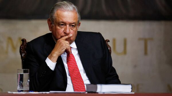 O presidente do México, Andres Manuel López Obrador, ouve a entrega de seu terceiro relatório anual do Presidente da Corte Suprema de Justiça (SCJN) Arturo Zaldivar, na sede da Corte na Cidade do México, México, em 15 de dezembro de 2021 - Sputnik Brasil